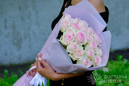 Букет из 19 розовых роз в пленке "Свит Ревайвл"